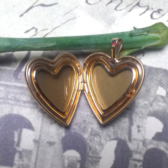 💗 14KT Solid Gold Heart Locket / Double Picture Frame - Picture 3 of 6
